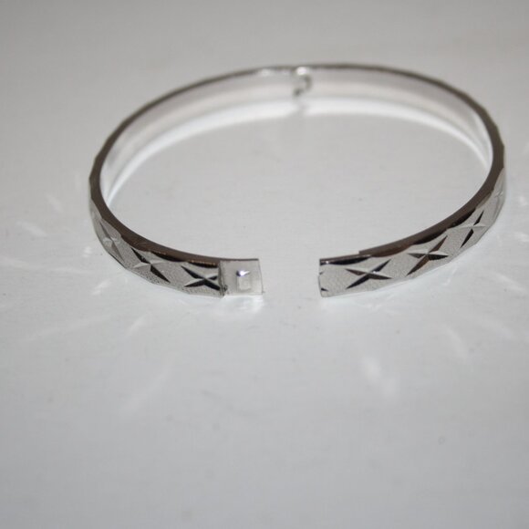 Beautiful vintage silver etched hinged bangle bracelet 2 3/8" wide - Picture 2 of 4